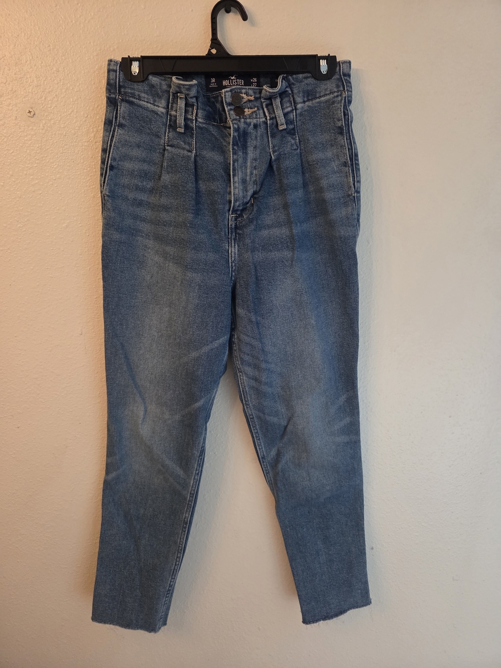 Hollister Curvy Ultra High Rise Mom Jean Pleated Crop Stretch Medium Wash